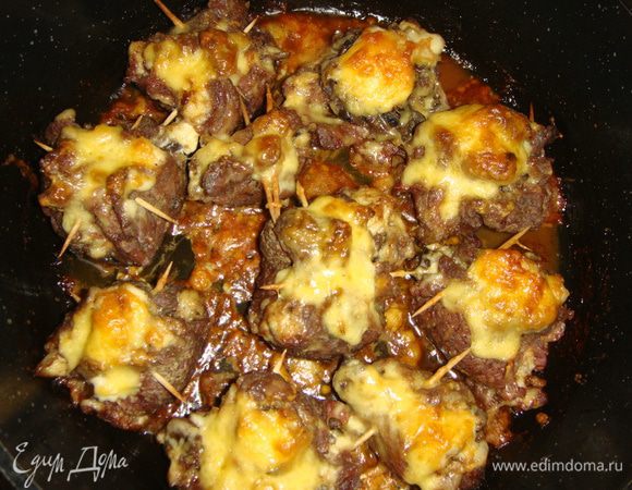 Выключить духовку и оставить в ней торбочки еще на 15 минут. Перед подачей из мяса вынуть зубочистки.