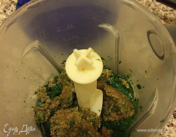 Затем добавить ореховую массу и еще раз хорошо взбить.