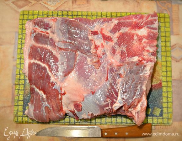 Для начала необходимо правильно выбрать мясо для поркетты. При покупке стоит выбирать кусок брюшины с максимальным количеством мяса, а не сала и обязательно с кожей. Кусок свиной брюшины (прямоугольной формы) протрите влажным полотенцем,  удалите пленки, срежьте лишний жир. Реберные кости, если таковые имеются, аккуратно удалите. 