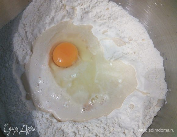 Яйца нужно вынуть из холодильника заранее, чтобы они стали комнатной температуры, так же нам понадобится масло комнатной температуры. И так для теста дрожжи смешать с теплым молоком и сахаром, дать время для активации. За это время просеять муку, добавить щепотку соли. Когда на дрожжах появится характерная шапочка, сделать в муке углубление и влить дрожжевое молоко. Добавить яйца (у меня пол порции) и вымешивать первые 5 минут на малых оборотах. 