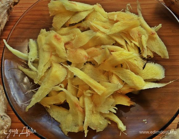 Настрогать слайсами или натереть, но я не люблю, мне ножом проще.