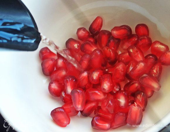 Слегка плеснуть на зерна кипяток, чтобы легче выдавить сок.