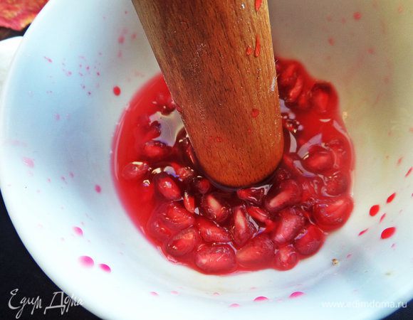 Подавить зерна, не слишком усердствуя, чтобы не перевернуть чашку.