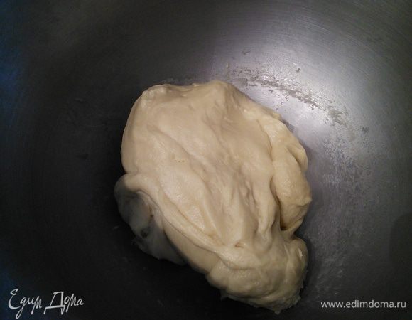 Затем хлопьями добавлять мягкое масло и вымесить эластичное, мягкое тесто. Накрыть пищевой пленкой и поставить в теплую духовку на расстойку на 1 час. 