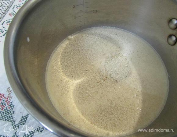 В теплое молоко добавить 1 ч. л. сахара и сухие дрожжи. Перемешать и оставить до образования пенной шапочки.