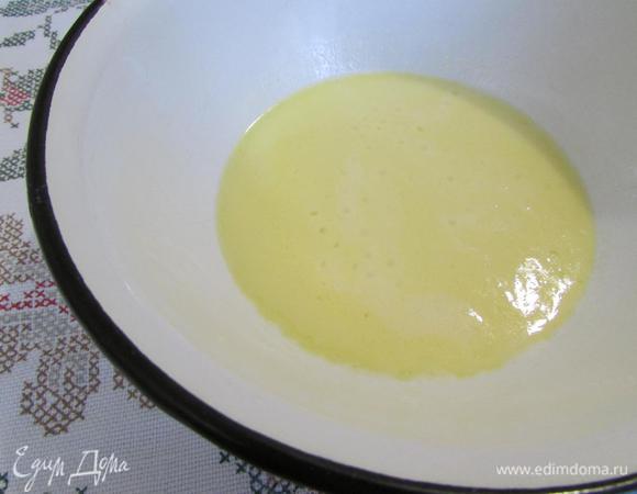 Растопить сливочное масло, дать остыть.