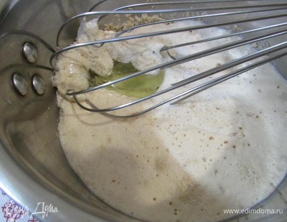 Когда дрожжи образуют шапочку вылить их в чашу блендера, ввести яичные белки. Взбить массу венчиком.