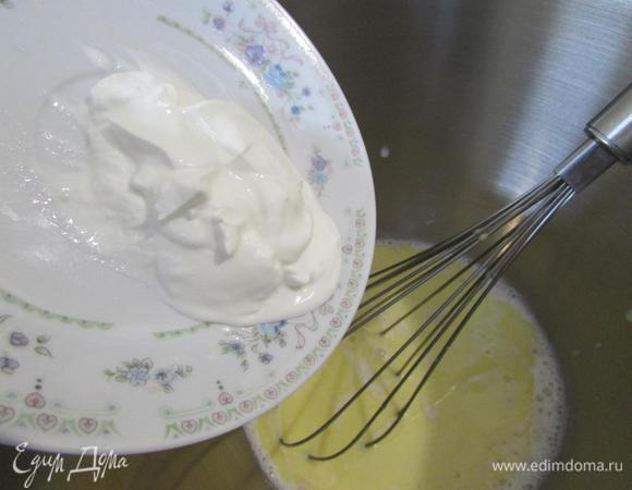Добавить растопленное сливочное масло и сметану и оставшийся сахар. Перемешать.