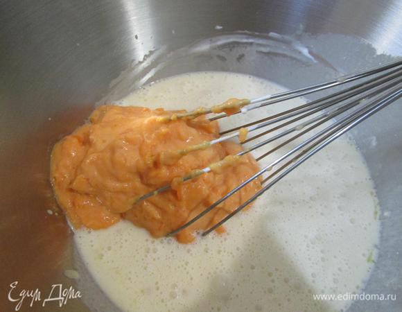 Затем смесь из тыквы и сгущенного молока. Перемешать до однородности.