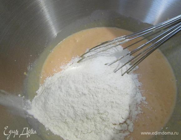 Постепенно добавить муку. 
