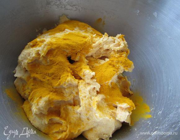 С помощью насадки крюк замесить мягкое тесто. Добавить куркуму и еще несколько минут месить тесто до однородности. Тесто накрыть салфеткой и поставить в теплое место для подъема, примерно на 1 час.