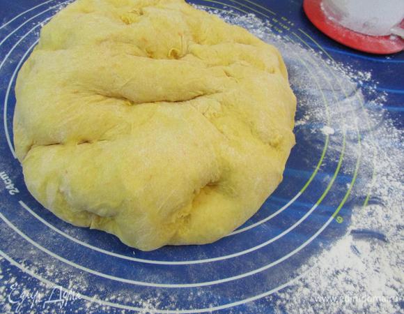 По истечение времени тесто выложить на разделочную поверхность, припыленную мукой. Тесто обмять.