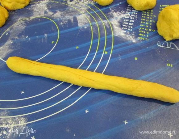 Каждый кусочек раскатать в жгут.