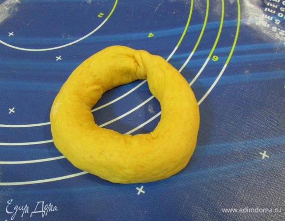 Соединить концы, формируя бублик.