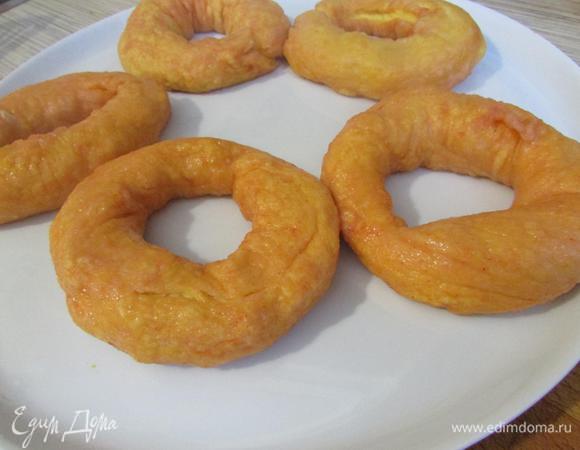 Выложить бублики на тарелку, дать просохнуть, примерно 2 — 3 минуты.