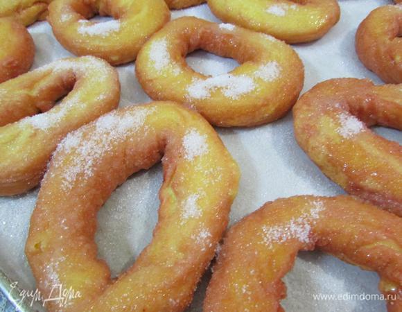 Обильно посыпать сахаром.