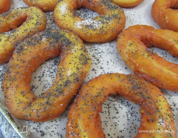 По желанию посыпать маком. Отправить бублики в разогретую духовку 180°С. Выпекать 30 — 50 минут, все зависит от возможности духовки. Я выпекала 35 минут.