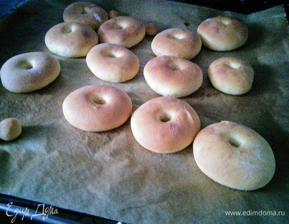 Выпекать в заранее разогретой до 180°С духовке 20 — 25 мин. До золотистого цвета. 