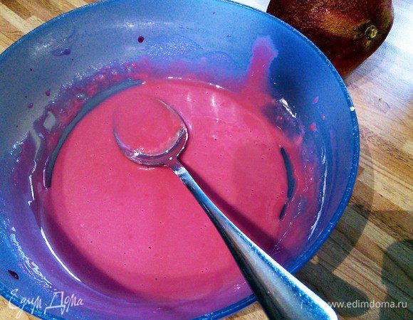 Глазурь: выдавить сок из граната, вмешать столько сахарной пудрой, сколько понадобится для консистенции густой помадки. В конце тщательно вмешать растопленное сливочное масло. Если вам покажется глазурь слишком густой, добавьте пару капель гранатового сока, и наоборот, если жидкой — чуток сахарной пудры. Так как в глазури присутствует сливочное масло, то загустевшую помадку можно слегка подогреть на минимальных «оборотах» в микроволновке. Глазури получается много, для более густого, насыщенного вкуса и цвета можно покрыть пончики дважды, главное угадать момент оптимальной ее консистенции, чтобы и не стекала, но и не была чересчур густой. 