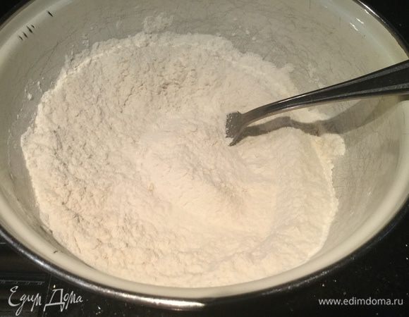 В отдельной миске смешайте муку, соду и соль.