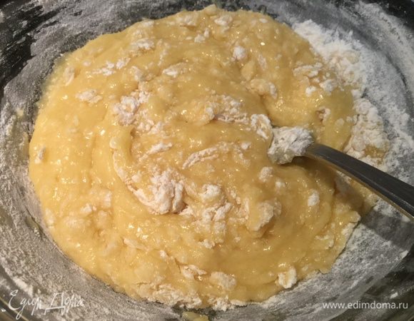 В жидкую часть теста медленно добавляйте мучную смесь, все время помешивая.