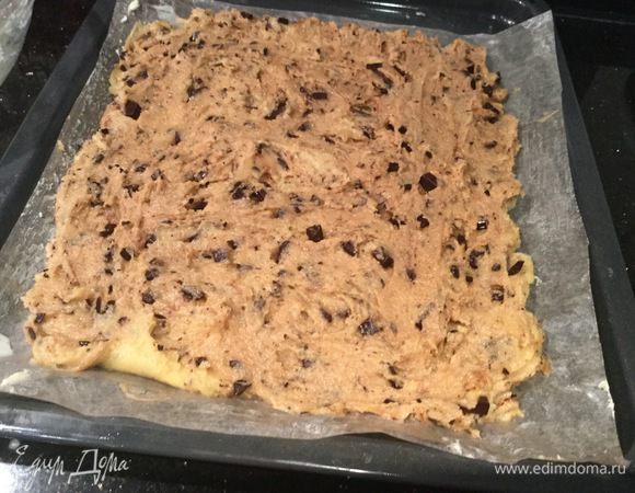 Противень застелите бумагой для выпечки, смажьте маслом. Выложите тесто на подготовленный противень, разровняйте и выпекайте в духовке около 20 минут.