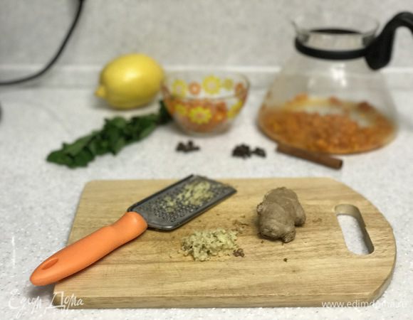 Имбирь натереть на мелкой терке.