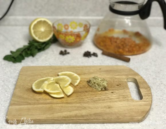 Нарезать 1/3 лимона на дольки.