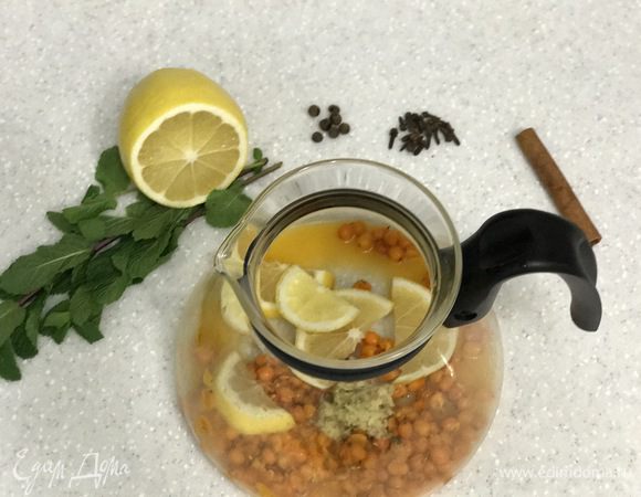 Добавить в чайник имбирь и лимон.