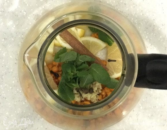 Добавить листики мяты, гвоздику, черный перец и палочку корицы.