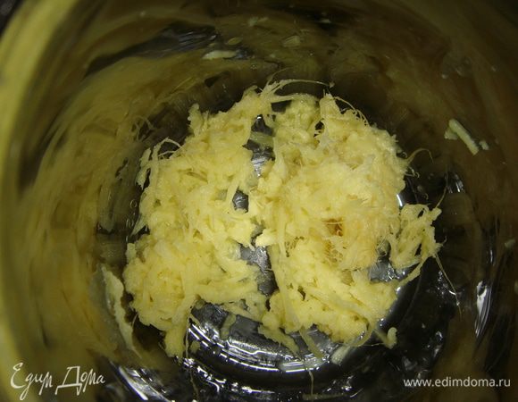 Корень имбиря почистить и натереть на терке. Сложить в пол-литровую банку.