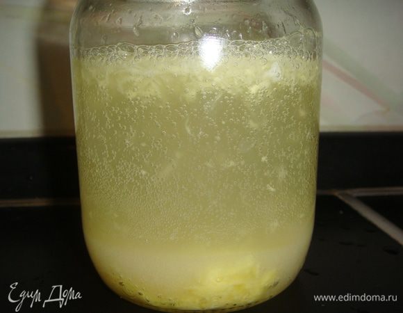 Залить все минеральной газированной водой и размешать до растворения сахара. Закрыть банку крышкой и оставить настаиваться на 30 минут. Через 30 минут процедить напиток. 