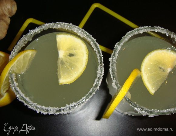 Процеженный напиток слить в 1,5-литровую бутылку и размешать с минеральной водой. Разлить имбирный эль по стаканам и положить по дольке лимона. Вкусный имбирный эль готов!