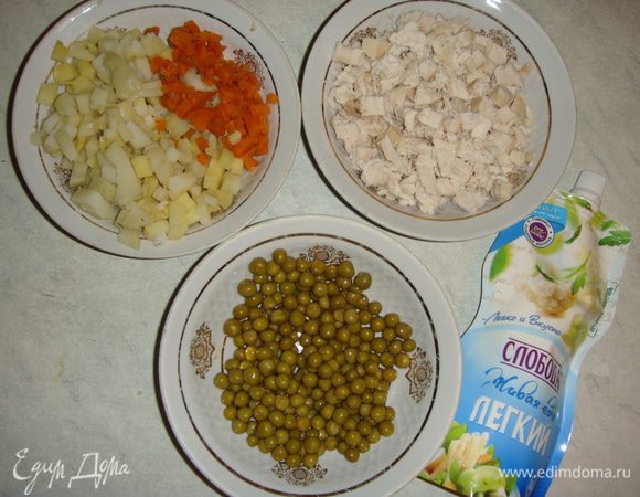 Куриное филе отварить и нарезать кубиками. С зеленого горошка слить рассол. Отварные картофель и 50 г моркови нарезать мелкими кубиками.