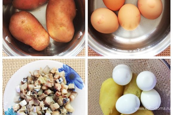 Отварить картофель и яйца, остудить и очистить. Скумбрию или сельдь слабосоленую чистим и нарезаем на кубики.