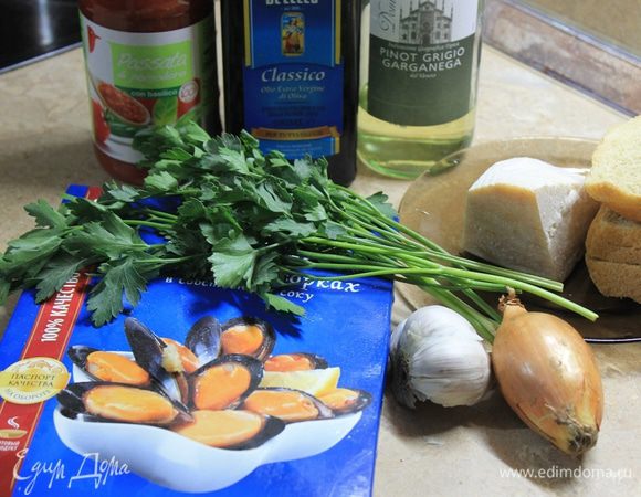 Для этого блюда в Италии используют свежие мидии в ракушках, но можно взять и замороженные, вкус блюда не пострадает. Начните с приготовления начинки. Залейте хлебные крошки молоком.