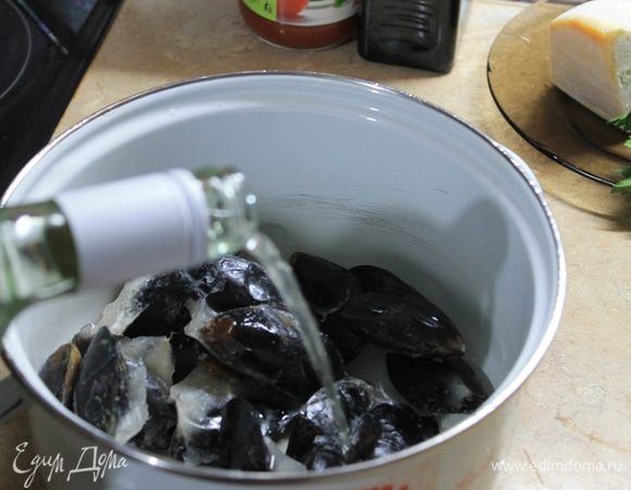 Мидии не размораживая, положите в кастрюлю, добавьте немного белого вина и на большом огне доведите до кипения. Как только мидии раскроются, можно снять с огня. На это вам потребуется 3 — 4 минуты времени.