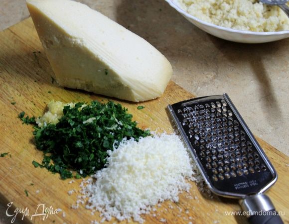 Пока мидии раскрываются, нарежьте мелко петрушку, натрите чеснок и сыр Пекорино или любой твердый, какой у вас есть.