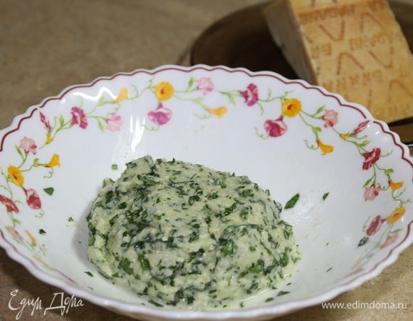 Соедините размоченные хлебные крошки с петрушкой, чесноком и сыром, тщательно перемешайте, добавив соль, перец и немного выделившегося сока от мидий. Начинка готова.