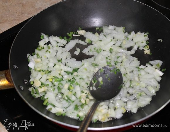 Готовим соус. Нарежьте мелко луковицу и немного чеснока, обжарьте на оливковом масле, добавьте протертые помидоры и немного уварите. Для усиления вкуса добавьте сахар и специи по вашему вкусу.