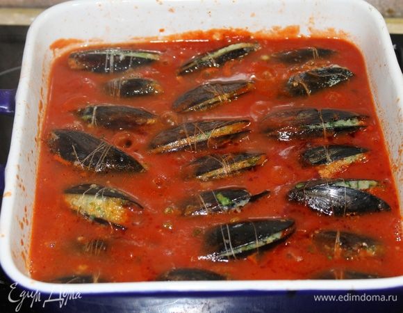 Тушите блюдо на не сильном огне в течении 15 минут. Перед подачей удалите нитки.