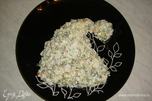 Выложить салат на блюдо в форме колпака.