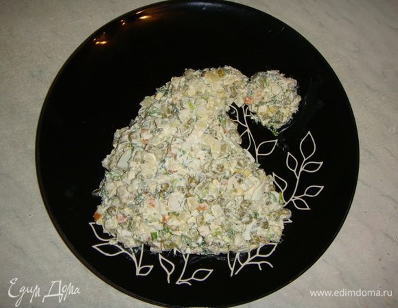 Выложить салат на блюдо в форме колпака.