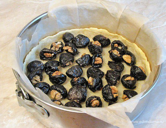 Разложить на заготовку из теста чернослив в один слой и не очень плотно.