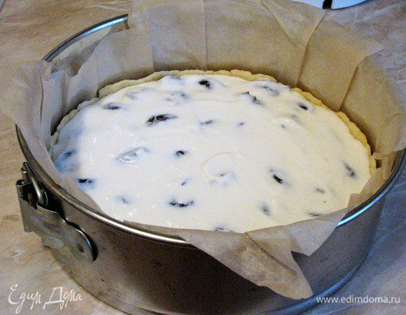 Вылить сметанную смесь на чернослив и равномерно распределить. Выпекать при 180°С, пока начинка не загустеет. Около 25 минут.