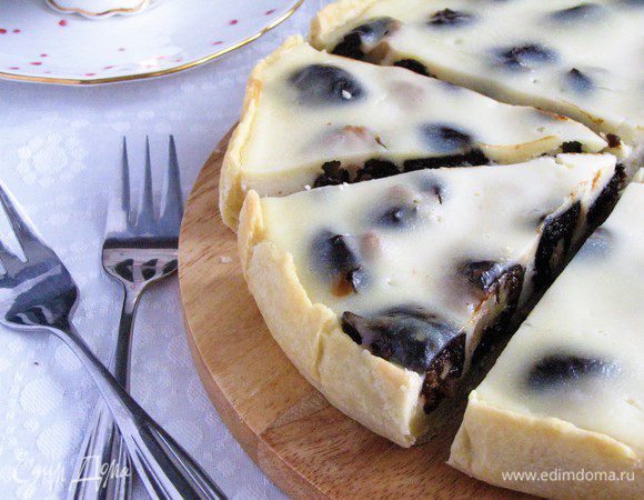 Готовому пирогу дать хорошо остыть и можно разрезать. Очень вкусно и очень орехово! Приятного чаепития!