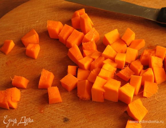 Нарезаем мелкими кусочками тыкву.
