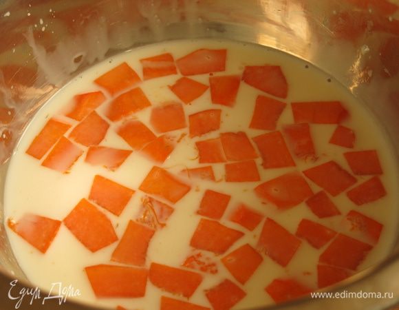 Отвариваем тыкву до мягкого состояния 10 — 13 минут, в зависимости от размера кусочков.