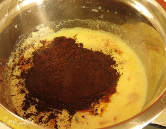 Всыпаем в молоко с тыквой какао с сахаром, перемешиваем и варим 2 минуты.