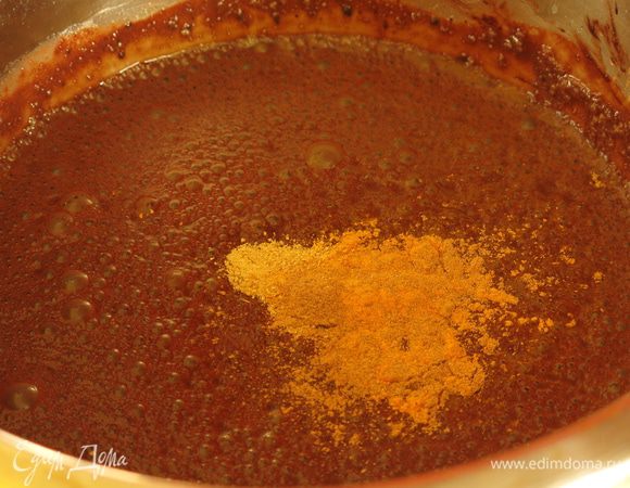 Добавляем специи, перемешиваем.